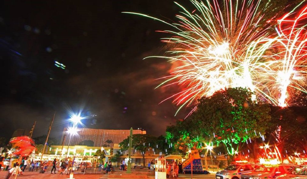 Ao lado da primeira-dama e presidente da OVG, Valéria Perillo, o governador Marconi Perillo abriu oficialmente na noite de segunda-feira (5) o projeto Show de Natal da Praça Cívica; a solenidade teve show pirotécnico, entrega das chaves do Estado ao Papai Noel e a bênção pelo arcebispo de Goiânia, Dom Washington Cruz; toda a estrutura montada na Praça Cívica ficará à disposição dos goianienses das 18 às 23 horas até 25 de dezembro (Foto: José Barbacena) Ao lado da primeira-dama e presidente da OVG, Valéria Perillo, o governador Marconi Perillo abriu oficialmente na noite de segunda-feira (5) o projeto Show de Natal da Praça Cívica; a solenidade teve show pirotécnico, entrega das chaves do Estado ao Papai Noel e a bênção pelo arcebispo de Goiânia, Dom Washington Cruz; toda a estrutura montada na Praça Cívica ficará à disposição dos goianienses das 18 às 23 horas até 25 de dezembro