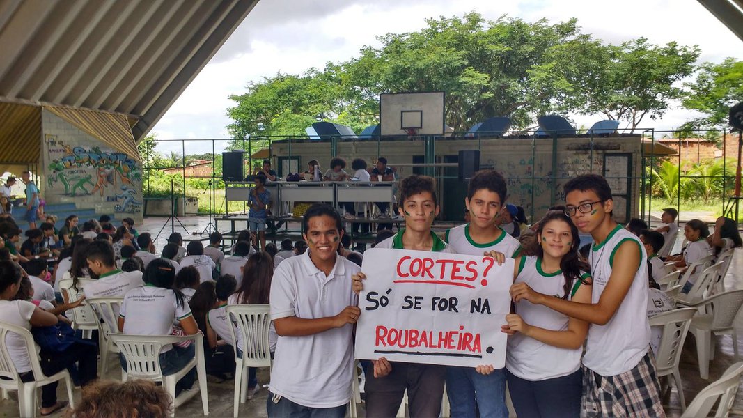Defensoria Pública da União protocolou nesta terça-feira 8 uma recomendação ao Ministério da Educação (MEC) e a todos os reitores de instituições federais de ensino que estão ocupadas por estudantes; documento recomenda que as instituições empreendam o diálogo e a mediação com os estudantes, abstenham-se de identificar e punir os envolvidos nas ocupações e não pratiquem medidas como o corte de água e luz ou desocupação sem autorização judicial; "Os direitos têm sido atropelados pela intenção de tirar as pessoas daquele lugar a qualquer custo", alerta a defensora Lídia Nóbrega, titular do Ofício de Direitos Humanos da DPU do Ceará (Foto: Aquiles Lins) Defensoria Pública da União protocolou nesta terça-feira 8 uma recomendação ao Ministério da Educação (MEC) e a todos os reitores de instituições federais de ensino que estão ocupadas por estudantes; documento recomenda que as instituições empreendam o diálogo e a mediação com os estudantes, abstenham-se de identificar e punir os envolvidos nas ocupações e não pratiquem medidas como o corte de água e luz ou desocupação sem autorização judicial; "Os direitos têm sido atropelados pela intenção de tirar as pessoas daquele lugar a qualquer custo", alerta a defensora Lídia Nóbrega, titular do Ofício de Direitos Humanos da DPU do Ceará
