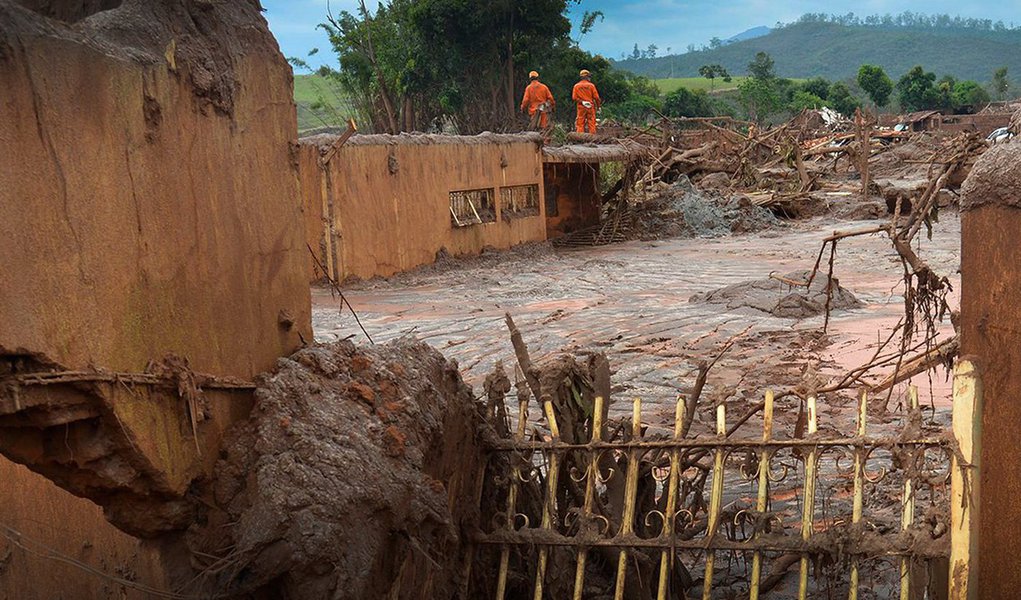 Mineradora Vale informou nesta sexta-feira, 11, que a Justiça Federal em Belo Horizonte determinou que a companhia a BHP Billiton e a Samarco efetuem em 30 dias depósito complementar de R$ 1,2 bilhão para acautelar futuras medidas reparatórias ao desastre em Mariana (MG), no ano passado; também foi determinado que as companhias apresentem em seis meses estudos conclusivos, com o devido aval dos órgãos ambientais, sobre o plano de ação e viabilidade da retirada da lama depositada nas margens do Rio Doce, seus afluentes e adjacências de sua foz (Foto: Aquiles Lins) Mineradora Vale informou nesta sexta-feira, 11, que a Justiça Federal em Belo Horizonte determinou que a companhia a BHP Billiton e a Samarco efetuem em 30 dias depósito complementar de R$ 1,2 bilhão para acautelar futuras medidas reparatórias ao desastre em Mariana (MG), no ano passado; também foi determinado que as companhias apresentem em seis meses estudos conclusivos, com o devido aval dos órgãos ambientais, sobre o plano de ação e viabilidade da retirada da lama depositada nas margens do Rio Doce, seus afluentes e adjacências de sua foz