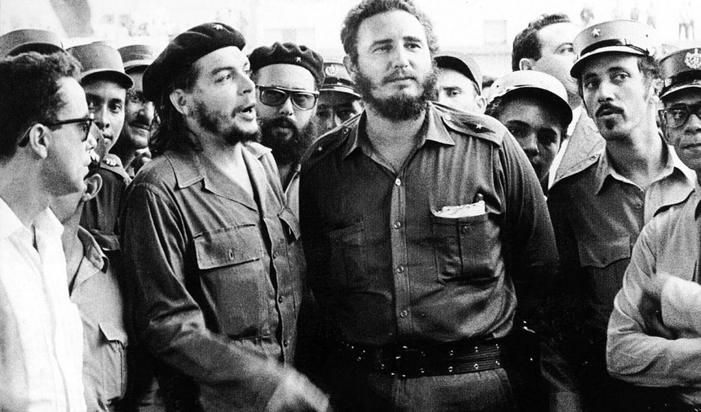 Fidel morre e a gente fica pensando, será uma era que vai? Será um tipo de esquerda e de forma de lutar pelo mundo que se despede? Será um recado para as novas gerações de que vai ser preciso fazer diferente? Será o velho morrendo para deixar o novo crescer? (Foto: Renato Rovai) Fidel morre e a gente fica pensando, será uma era que vai? Será um tipo de esquerda e de forma de lutar pelo mundo que se despede? Será um recado para as novas gerações de que vai ser preciso fazer diferente? Será o velho morrendo para deixar o novo crescer?