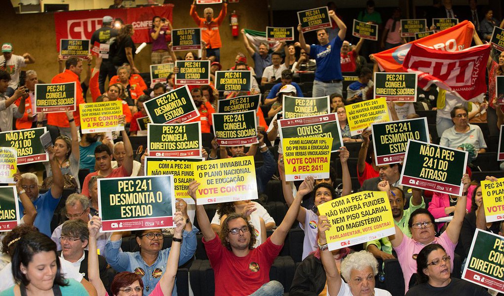 Política atual prevê aumentos acima da inflação, o que é vedado na proposta aprovada ontem em primeira votação; se PEC 241 já fosse válida, mínimo seria hoje de R$ 509 em vez de R$ 880 (Foto: Leonardo Attuch) Política atual prevê aumentos acima da inflação, o que é vedado na proposta aprovada ontem em primeira votação; se PEC 241 já fosse válida, mínimo seria hoje de R$ 509 em vez de R$ 880