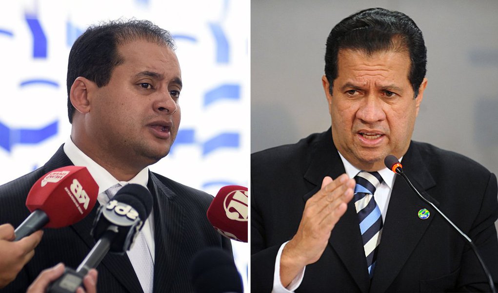 A polêmica gerada pela emenda assinada pelo deputado Weverton Rocha (PDT-MA) e que prevê reclusão para juízes, procuradores e promotores que cometam crime de abuso de autoridade fez o partido emitir uma nota justificando a elaboração da proposta; segundo o texto, assinado pelo presidente nacional da sigla, Carlos Lupi, medida foi amplamente discutida com a bancada do partido na Câmara, com a Executiva Nacional, com presidentes Regionais, com os senadores e os presidentes dos Movimentos do PDT. Ouvimos também a Ordem dos Advogados do Brasil (OAB) e representantes do Judiciário e do Ministério Público"; "Como já disse Brizola: 'Direitos iguais para todos. Privilégios, só para nossas crianças'" (Foto: Leonardo Lucena) A polêmica gerada pela emenda assinada pelo deputado Weverton Rocha (PDT-MA) e que prevê reclusão para juízes, procuradores e promotores que cometam crime de abuso de autoridade fez o partido emitir uma nota justificando a elaboração da proposta; segundo o texto, assinado pelo presidente nacional da sigla, Carlos Lupi, medida foi amplamente discutida com a bancada do partido na Câmara, com a Executiva Nacional, com presidentes Regionais, com os senadores e os presidentes dos Movimentos do PDT. Ouvimos também a Ordem dos Advogados do Brasil (OAB) e representantes do Judiciário e do Ministério Público"; "Como já disse Brizola: 'Direitos iguais para todos. Privilégios, só para nossas crianças'"