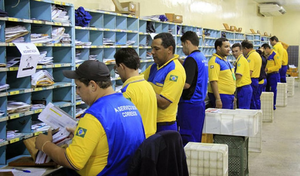 Estatal vai apresentar em prevê um plano de demissão voluntária para cerca de 13 mil funcionários com 55 anos ou mais; a proposta garante 35% do salário dos servidores por dez anos; a economia para a empresa pode chegar a R$ 1 bilhão por ano; empresa deve registrar esse ano o quarto prejuízo consecutivo (Foto: Gisele Federicce) Estatal vai apresentar em prevê um plano de demissão voluntária para cerca de 13 mil funcionários com 55 anos ou mais; a proposta garante 35% do salário dos servidores por dez anos; a economia para a empresa pode chegar a R$ 1 bilhão por ano; empresa deve registrar esse ano o quarto prejuízo consecutivo