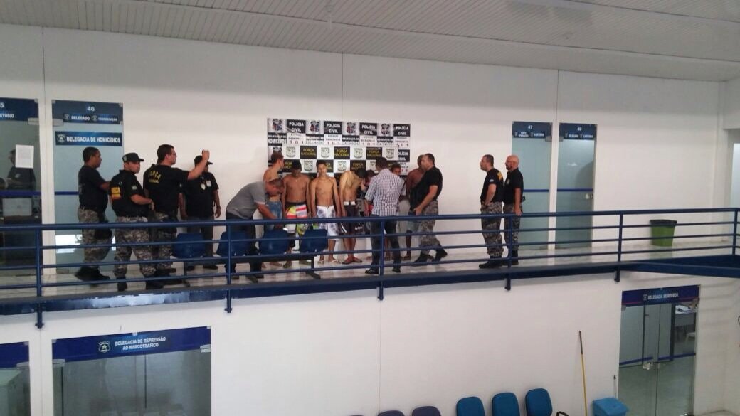 A determinação do Ministério da Justiça e Cidadania de retirar parte dos integrantes da Força Nacional de Segurança Pública (FNSP) que estava atuando em Alagoas para reforçar o efetivo a ser mobilizado durante as Olimpíadas do Rio de Janeiro foi recebida com surpresa pelos que fazem a Delegacia de Homicídios da Capital; a tropa auxiliava na investigação de assassinatos de várias áreas de Maceió e a ausência dela, caso não seja suprida, pode prejudicar os trabalhos, embora já cause transtornos, mesmo que pequenos
(Foto: Leonardo Lucena) A determinação do Ministério da Justiça e Cidadania de retirar parte dos integrantes da Força Nacional de Segurança Pública (FNSP) que estava atuando em Alagoas para reforçar o efetivo a ser mobilizado durante as Olimpíadas do Rio de Janeiro foi recebida com surpresa pelos que fazem a Delegacia de Homicídios da Capital; a tropa auxiliava na investigação de assassinatos de várias áreas de Maceió e a ausência dela, caso não seja suprida, pode prejudicar os trabalhos, embora já cause transtornos, mesmo que pequenos