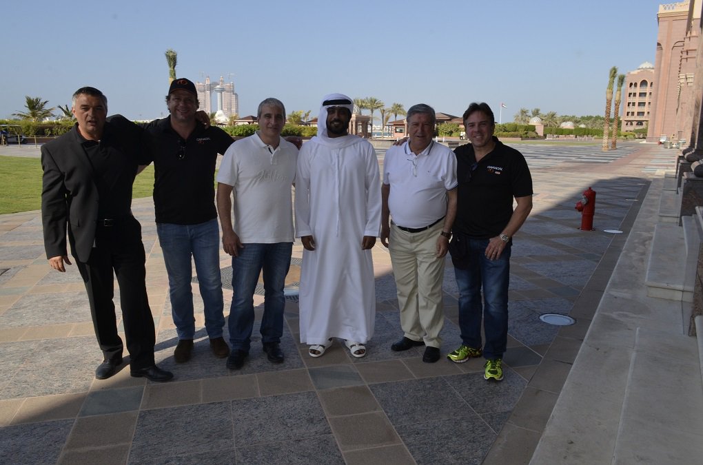 O príncipe Hamad Salem Al Almeri disse nesta sexta-feira (07) em Abu Dhabi, capital dos Emirados Árabes Unidos, que dará “100 por cento de apoio” para materializar uma unidade da Caracal International LLC em Goiás, caso o projeto obtenha o aval das autoridades brasileiras; CEO da indústria especializada em armamentos de ponta destinados exclusivamente às forças de segurança pública, ele fez questão de receber a delegação goiana que negocia o empreendimento no imponente Emirates Palace Hotel; “Damos o sinal verde”, destaca; previsão é de que sejam gerados, com a consolidação do projeto, cerca de 1.500 empregos diretos e indiretos (Foto: José Barbacena) O príncipe Hamad Salem Al Almeri disse nesta sexta-feira (07) em Abu Dhabi, capital dos Emirados Árabes Unidos, que dará “100 por cento de apoio” para materializar uma unidade da Caracal International LLC em Goiás, caso o projeto obtenha o aval das autoridades brasileiras; CEO da indústria especializada em armamentos de ponta destinados exclusivamente às forças de segurança pública, ele fez questão de receber a delegação goiana que negocia o empreendimento no imponente Emirates Palace Hotel; “Damos o sinal verde”, destaca; previsão é de que sejam gerados, com a consolidação do projeto, cerca de 1.500 empregos diretos e indiretos