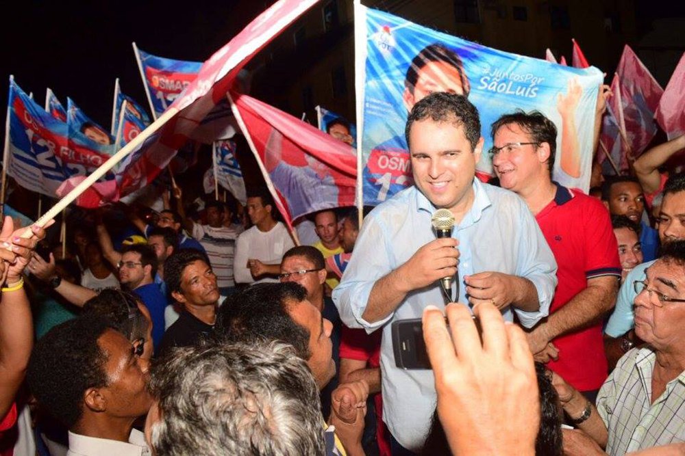 O candidato a prefeito de São Luís prometeu colocar 210 novos ônibus com ar-condicionado até dezembro deste ano de um total de quase mil ônibus no sistema de transporte público da capital; questionado sobre o Veículo Leves sobre Trilhos (VLT), ele disse que não implantou em consequência do caos administrativos quando assumiu a prefeitura e da crise econômica nacional; segundo ele, a ideia do VLT foi criada pela gestão passada, de João Castelo (PSDB), "de forma irresponsável, sem projeto algum"; "Hoje temos um projeto que foi dado entrada no governo federal e aguarda a seleção"; Edivaldo reforçou sua promessa de construir 20 mil moradias e disse que pretende construir o Hospital da Criança (Foto: Leonardo Lucena) O candidato a prefeito de São Luís prometeu colocar 210 novos ônibus com ar-condicionado até dezembro deste ano de um total de quase mil ônibus no sistema de transporte público da capital; questionado sobre o Veículo Leves sobre Trilhos (VLT), ele disse que não implantou em consequência do caos administrativos quando assumiu a prefeitura e da crise econômica nacional; segundo ele, a ideia do VLT foi criada pela gestão passada, de João Castelo (PSDB), "de forma irresponsável, sem projeto algum"; "Hoje temos um projeto que foi dado entrada no governo federal e aguarda a seleção"; Edivaldo reforçou sua promessa de construir 20 mil moradias e disse que pretende construir o Hospital da Criança