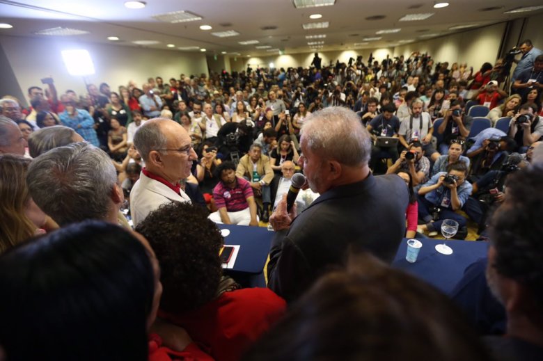 Num dos trechos, o documento denuncia que “… o chefe dos procuradores sediados em Curitiba torna cada vez mais evidente o envolvimento de seu grupo na tramóia que levou ao golpe contra a presidenta eleita democraticamente”; leia a íntegra (Foto: Esmael Morais) Num dos trechos, o documento denuncia que “… o chefe dos procuradores sediados em Curitiba torna cada vez mais evidente o envolvimento de seu grupo na tramóia que levou ao golpe contra a presidenta eleita democraticamente”; leia a íntegra