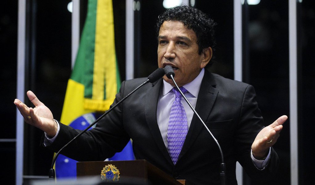 E-mails da cúpula de uma fabricante de armários de cozinha e de uma funcionária do Senado sugerem que o senador Magno Malta (PR-ES) articulou uma emenda no Congresso para beneficiar diretamente a empresa, que financiou o parlamentar; em suma, mais um moralista sem moral (Foto: Leonardo Attuch) E-mails da cúpula de uma fabricante de armários de cozinha e de uma funcionária do Senado sugerem que o senador Magno Malta (PR-ES) articulou uma emenda no Congresso para beneficiar diretamente a empresa, que financiou o parlamentar; em suma, mais um moralista sem moral