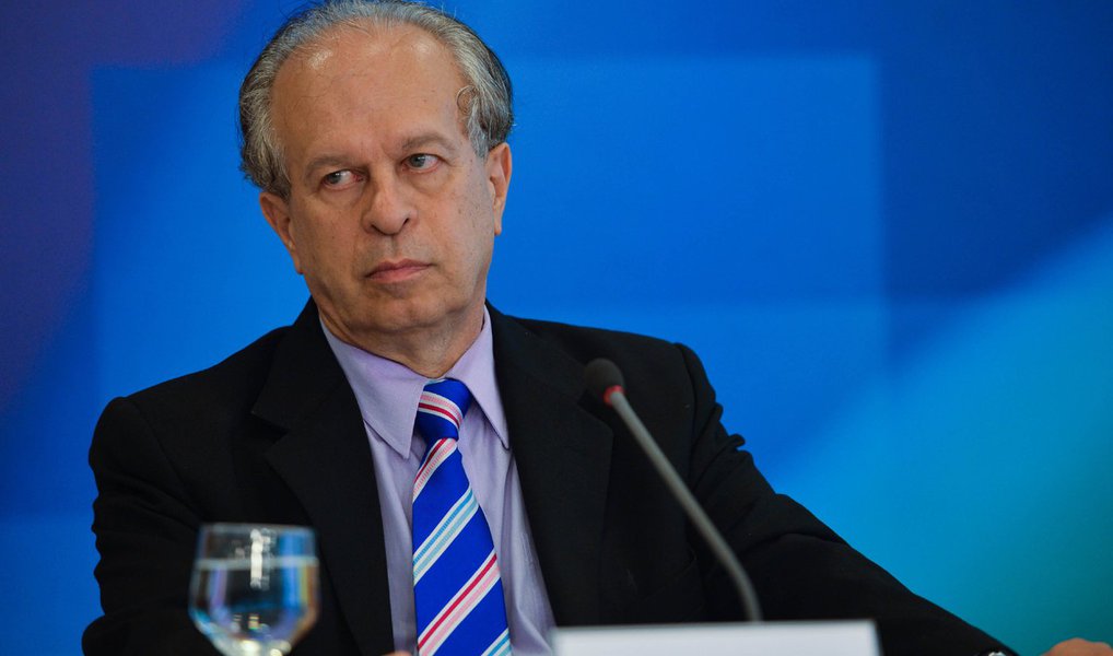“Considero que são atos legais porque não aconteceu despesa. Foram receitas próprias, porque queremos que as universidades tenham articulação com o setor produtivo. Envolve também doações que foram feitas na gestão da Capes (Coordenação de Aperfeiçoamento de Pessoal de Nível Superior). Não há ilegalidade porque não houve aumento no custo do contribuinte”, disse nesta segunda (20) o ex-ministro da Educação Renato Janine Ribeiro, sobre os decretos de crédito suplementar que são a base do processo de impeachment da presidente eleita Dilma Rousseff; ele é uma das testemunhas de defesa de Dilma no Senado (Foto: Valter Lima) “Considero que são atos legais porque não aconteceu despesa. Foram receitas próprias, porque queremos que as universidades tenham articulação com o setor produtivo. Envolve também doações que foram feitas na gestão da Capes (Coordenação de Aperfeiçoamento de Pessoal de Nível Superior). Não há ilegalidade porque não houve aumento no custo do contribuinte”, disse nesta segunda (20) o ex-ministro da Educação Renato Janine Ribeiro, sobre os decretos de crédito suplementar que são a base do processo de impeachment da presidente eleita Dilma Rousseff; ele é uma das testemunhas de defesa de Dilma no Senado