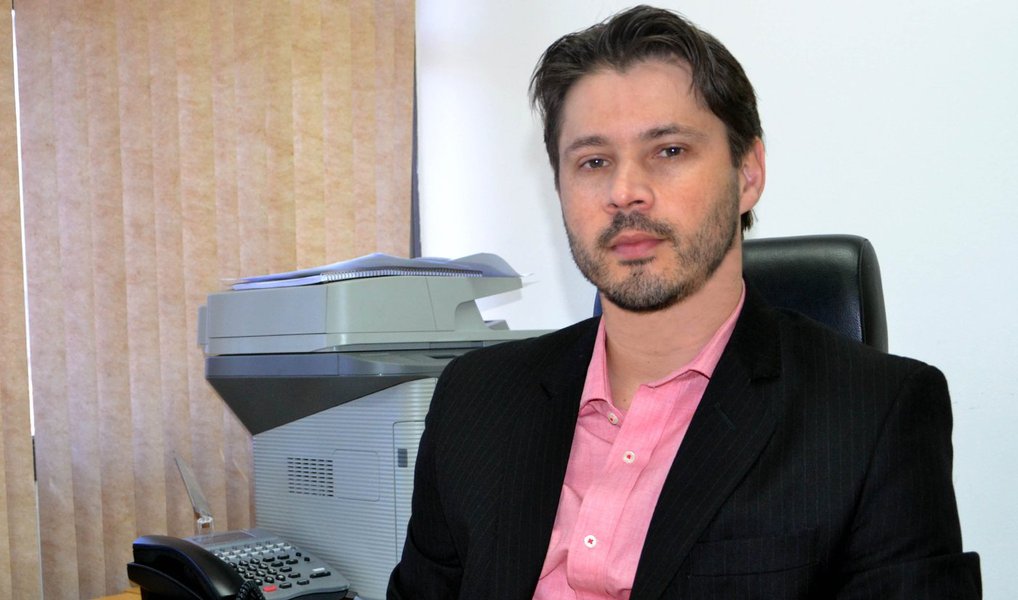 A Procuradoria do Distrito Federal afirmou que é "plausível" a acusação feita pelo ex-senador Delcídio do Amaral de que Lula era o chefe da tentativa de obstruir as investigação da Operação Lava Jato; segundo a Procuradoria, essa tentativa teria sido feita por meio de pagamentos para evitar a delação premiada do ex-diretor da Petrobras Nestor Cerveró, de acordo com a delação de Delcídio; a ratificação da denúncia foi feita pelo procurador Ivan Cláudio Marx à Justiça Federal do DF (Foto: Valter Lima) A Procuradoria do Distrito Federal afirmou que é "plausível" a acusação feita pelo ex-senador Delcídio do Amaral de que Lula era o chefe da tentativa de obstruir as investigação da Operação Lava Jato; segundo a Procuradoria, essa tentativa teria sido feita por meio de pagamentos para evitar a delação premiada do ex-diretor da Petrobras Nestor Cerveró, de acordo com a delação de Delcídio; a ratificação da denúncia foi feita pelo procurador Ivan Cláudio Marx à Justiça Federal do DF
