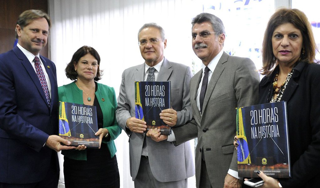 O livo "20 horas na história: a longa sessão de admissibilidade do impeachment da presidente Dilma Rousseff", impresso pela Gráfica do Senado, reúne mais de 300 páginas com discursos dos senadores na sessão do dia 11 de agosto que, por 55 votos, aprovou o afastamento da presidente da República; durante o lançamento, Renan Calheiros (PMDB-AL) destacou que a publicação é uma obrigação da instituição com o registro histórico, isenta de valorações ou juízos em torno da decisão adotada pela maioria dos senadores da República (Foto: Gisele Federicce) O livo "20 horas na história: a longa sessão de admissibilidade do impeachment da presidente Dilma Rousseff", impresso pela Gráfica do Senado, reúne mais de 300 páginas com discursos dos senadores na sessão do dia 11 de agosto que, por 55 votos, aprovou o afastamento da presidente da República; durante o lançamento, Renan Calheiros (PMDB-AL) destacou que a publicação é uma obrigação da instituição com o registro histórico, isenta de valorações ou juízos em torno da decisão adotada pela maioria dos senadores da República