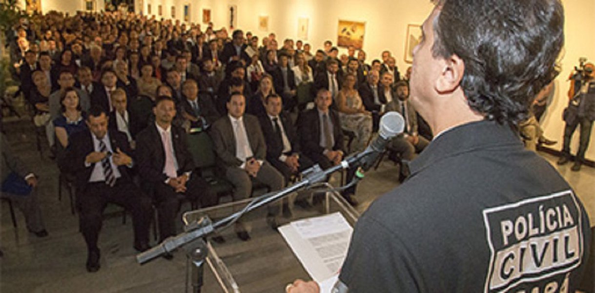 O governador Camilo Santana se comprometeu a enviar, nos próximos dias, para a Assembleia Legislativa uma mensagem de Lei propondo a implantação da média salarial dos estados do Nordeste para os servidores da área de segurança pública do Ceará. O anúncio aconteceu um dia antes da Assembleia Geral unificada de todos os profissionais da área de segurança, marcada para as 18 horas de hoje. Camilo Santana vem enfrentando muitos problemas com as corporações da área da segurança pública que sofrem forte influência das forças políticas de oposição ao governo (Foto: Fatima 247) O governador Camilo Santana se comprometeu a enviar, nos próximos dias, para a Assembleia Legislativa uma mensagem de Lei propondo a implantação da média salarial dos estados do Nordeste para os servidores da área de segurança pública do Ceará. O anúncio aconteceu um dia antes da Assembleia Geral unificada de todos os profissionais da área de segurança, marcada para as 18 horas de hoje. Camilo Santana vem enfrentando muitos problemas com as corporações da área da segurança pública que sofrem forte influência das forças políticas de oposição ao governo