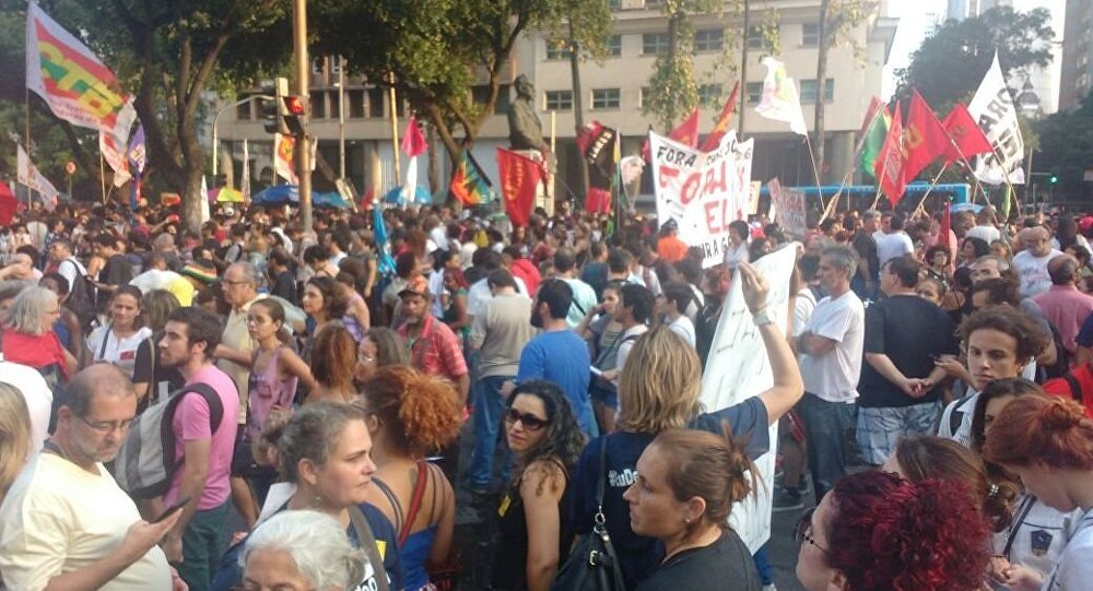 Representantes de movimentos sociais, partidos políticos, educadores, estudantes e cidadãos insatisfeitos em geral se reuniram no Centro do Rio de Janeiro nesta sexta (11) para protestar contra as medidas de austeridade do governo federal e das autoridades estaduais; eles reclamam da PEC do teto dos gastos públicos e dos atos do governador Luiz Fernando Pezão para tentar equilibrar as finanças do estado, medidas que, segundo eles, ferem os direitos de trabalhadores, pensionistas e outros setores da população; PM falou em cerca de 1 mil pessoas (Foto: Valter Lima) Representantes de movimentos sociais, partidos políticos, educadores, estudantes e cidadãos insatisfeitos em geral se reuniram no Centro do Rio de Janeiro nesta sexta (11) para protestar contra as medidas de austeridade do governo federal e das autoridades estaduais; eles reclamam da PEC do teto dos gastos públicos e dos atos do governador Luiz Fernando Pezão para tentar equilibrar as finanças do estado, medidas que, segundo eles, ferem os direitos de trabalhadores, pensionistas e outros setores da população; PM falou em cerca de 1 mil pessoas