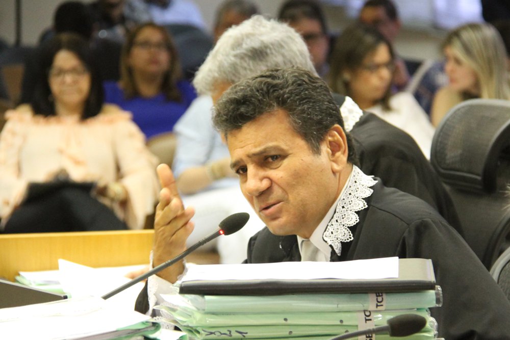 O Tribunal de Contas do Estado expediu medida cautelar nesta quinta (1º) determinando que a Prefeitura de Aracaju suspenda todas as licitações em andamento no município, bem como que se abstenha de realizar novos certames em 2016; a decisão ocorreu após a 4ª Coordenadoria de Controle e Inspeção (CCI) encaminhar informação ao conselheiro Ulices Andrade a respeito do grande número de processos licitatórios deflagrados pelo município de Aracaju, cuja soma totaliza cerca de R$30 milhões (Foto: Valter Lima) O Tribunal de Contas do Estado expediu medida cautelar nesta quinta (1º) determinando que a Prefeitura de Aracaju suspenda todas as licitações em andamento no município, bem como que se abstenha de realizar novos certames em 2016; a decisão ocorreu após a 4ª Coordenadoria de Controle e Inspeção (CCI) encaminhar informação ao conselheiro Ulices Andrade a respeito do grande número de processos licitatórios deflagrados pelo município de Aracaju, cuja soma totaliza cerca de R$30 milhões