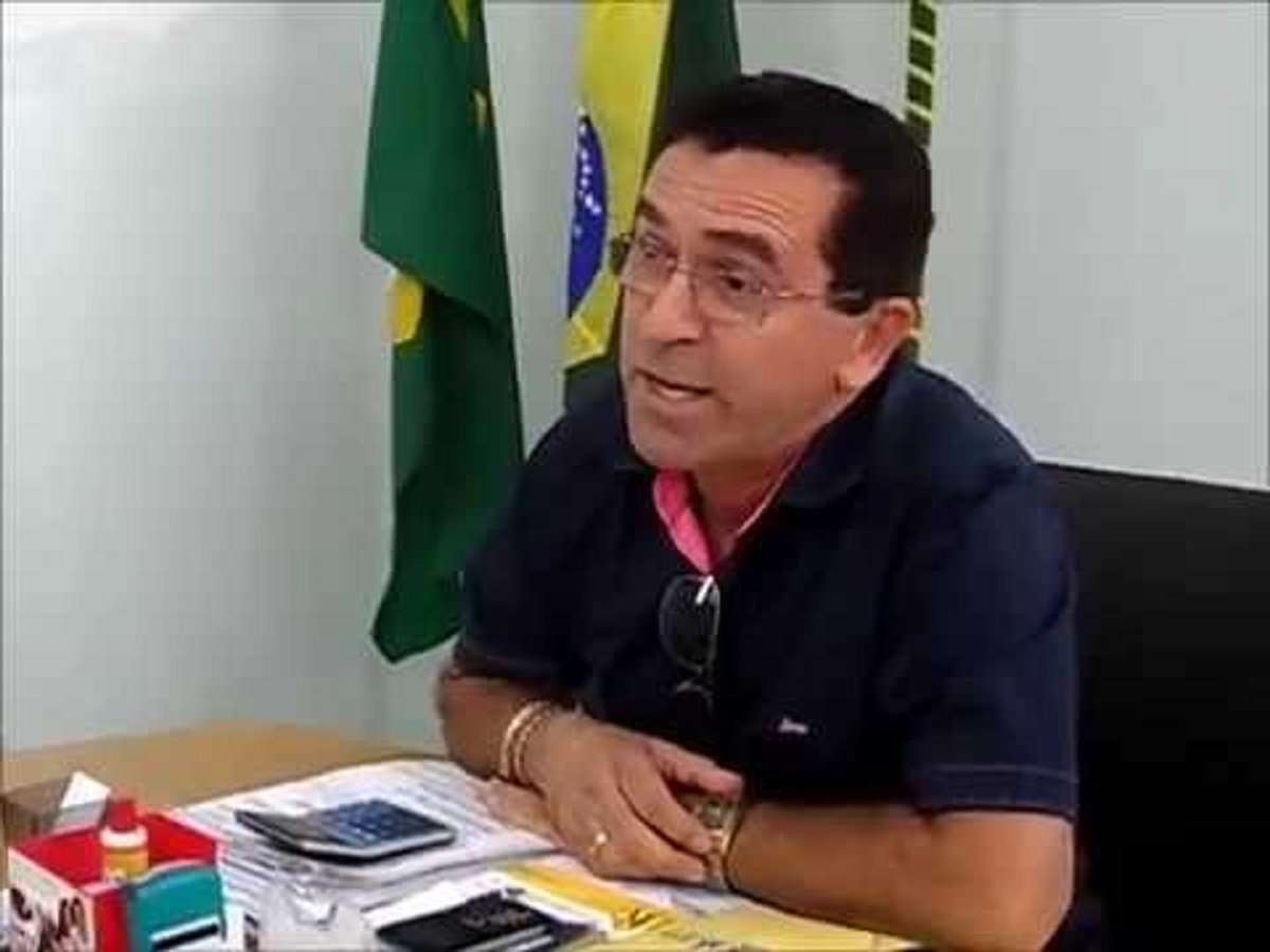 O desembargador Raimundo Nonato Silva Santos determinou o afastamento liminar, por 180 dias, do prefeito de Quixadá, João Hudson Rodrigues Bezerra, que foi, ainda, proibido de acessar ou frequentar as dependências de qualquer repartição pública do município pelo mesmo período. O gestor fica, assim, afastado do cargo até o fim do mandato. A decisão judicial decorre de ação cautelar criminal ajuizada pela Procuradoria de Justiça dos Crimes contra a Administração Pública (PROCAP), do Ministério Público do Estado do Ceará (MPCE) (Foto: Fatima 247) O desembargador Raimundo Nonato Silva Santos determinou o afastamento liminar, por 180 dias, do prefeito de Quixadá, João Hudson Rodrigues Bezerra, que foi, ainda, proibido de acessar ou frequentar as dependências de qualquer repartição pública do município pelo mesmo período. O gestor fica, assim, afastado do cargo até o fim do mandato. A decisão judicial decorre de ação cautelar criminal ajuizada pela Procuradoria de Justiça dos Crimes contra a Administração Pública (PROCAP), do Ministério Público do Estado do Ceará (MPCE)
