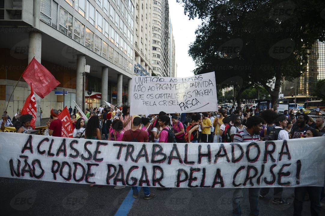 Um grupo de seis jovens foi preso pela Polícia Militar (PM), após o encerramento de um protesto pacífico de diversas categorias na Avenida Presidente Vargas, no centro do Rio; o fotógrafo Cauê Paloni, do coletivo Democratize, foi preso ao registrar a prisão de um manifestantes; eles foram levados para a 5ª Delegacia de Polícia, na Lapa, e depois transferidos para a Cidade da Polícia, para serem ouvidos; de acordo com a fotógrafa Bárbara Dias, que faz parte do mesmo coletivo, Cauê estava fotografando a prisão de um dos manifestantes quando recebeu voz de prisão
(Foto: Leonardo Lucena)
Um grupo de seis jovens foi preso pela Polícia Militar (PM), após o encerramento de um protesto pacífico de diversas categorias na Avenida Presidente Vargas, no centro do Rio; o fotógrafo Cauê Paloni, do coletivo Democratize, foi preso ao registrar a prisão de um manifestantes; eles foram levados para a 5ª Delegacia de Polícia, na Lapa, e depois transferidos para a Cidade da Polícia, para serem ouvidos; de acordo com a fotógrafa Bárbara Dias, que faz parte do mesmo coletivo, Cauê estava fotografando a prisão de um dos manifestantes quando recebeu voz de prisão