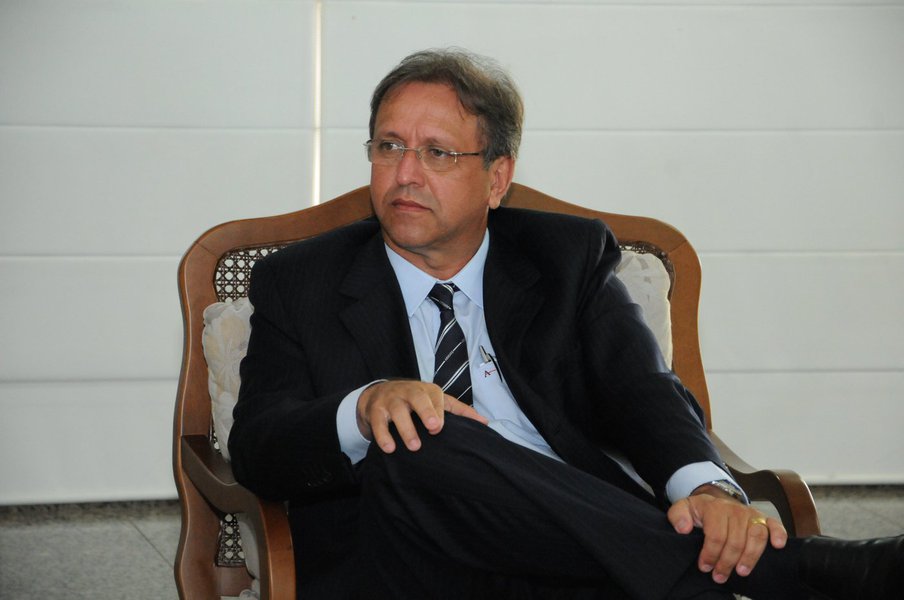 Sindicato dos Policiais Civis do Tocantins (Sinpol-TO) foi à Justiça pedir a prisão do governador Marcelo Miranda (PMDB) por crime de desobediência, por não cumprir decisão do Tribunal de Justiça do Estado (TJTO), que determina o pagamento do alinhamento salarial, estabelecido pela 2.851/2014; sindicato pediu também o bloqueio dos ativos financeiros do Estado do Tocantins em quantia suficiente para pagar os valores constantes nas tabelas; em reunião nesta quarta-feira, 16, com o secretário de Estado da Segurança Pública, César Simoni, o presidente do Sinpol-TO, Moisemar Marinho foi informado de que o governo busca cumprir o mais breve possível com as decisões judiciais (Foto: Aquiles Lins) Sindicato dos Policiais Civis do Tocantins (Sinpol-TO) foi à Justiça pedir a prisão do governador Marcelo Miranda (PMDB) por crime de desobediência, por não cumprir decisão do Tribunal de Justiça do Estado (TJTO), que determina o pagamento do alinhamento salarial, estabelecido pela 2.851/2014; sindicato pediu também o bloqueio dos ativos financeiros do Estado do Tocantins em quantia suficiente para pagar os valores constantes nas tabelas; em reunião nesta quarta-feira, 16, com o secretário de Estado da Segurança Pública, César Simoni, o presidente do Sinpol-TO, Moisemar Marinho foi informado de que o governo busca cumprir o mais breve possível com as decisões judiciais