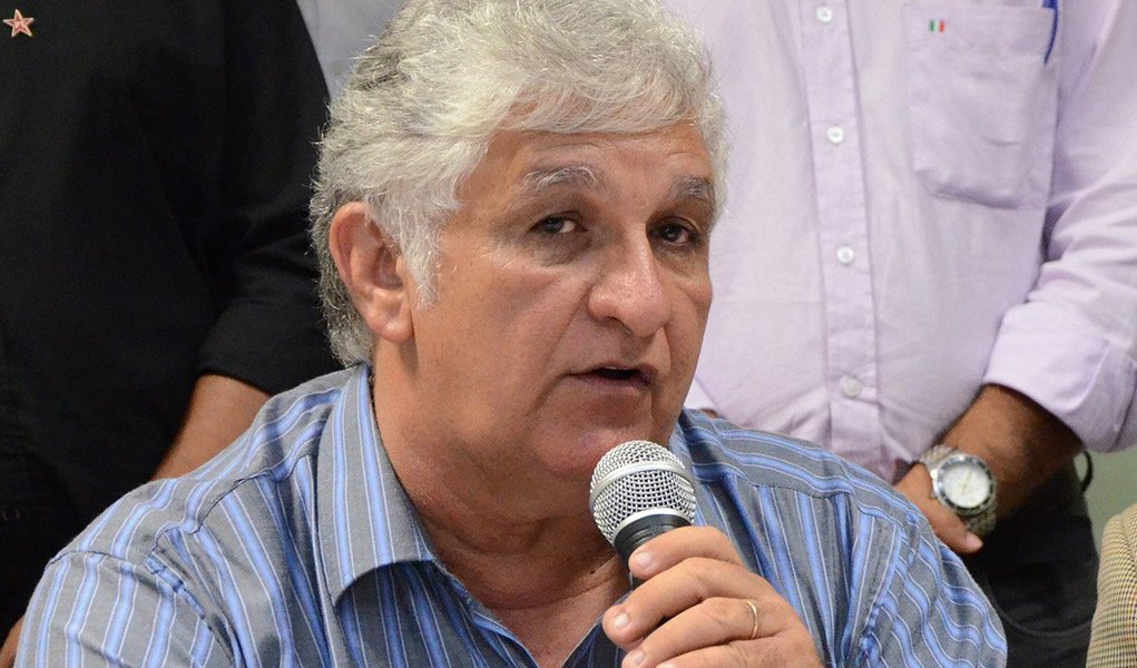 Ao comentar o rompimento temporário do PT com PDT, do prefeito de São Luís e pré-candidato à reeleição, Edivaldo Holanda Júnior, e com o PCdoB, do governador Flávio Dino, o presidente da legenda petista no Maranhão, Raimundo Monteiro, afirmou que a vaga de vice na chapa de Holanda Júnior era do PCdoB, que abriu mão em benefício do pré-candidato petista Mário Macieira; ele disse que após algumas reuniões, as negociações com os partidos não avançaram; "Em última caso, a gente retoma o debate da candidatura própria", disse Monteiro; assista à íntegra da entrevista ao Blog Propagando (Foto: Leonardo Lucena) Ao comentar o rompimento temporário do PT com PDT, do prefeito de São Luís e pré-candidato à reeleição, Edivaldo Holanda Júnior, e com o PCdoB, do governador Flávio Dino, o presidente da legenda petista no Maranhão, Raimundo Monteiro, afirmou que a vaga de vice na chapa de Holanda Júnior era do PCdoB, que abriu mão em benefício do pré-candidato petista Mário Macieira; ele disse que após algumas reuniões, as negociações com os partidos não avançaram; "Em última caso, a gente retoma o debate da candidatura própria", disse Monteiro; assista à íntegra da entrevista ao Blog Propagando