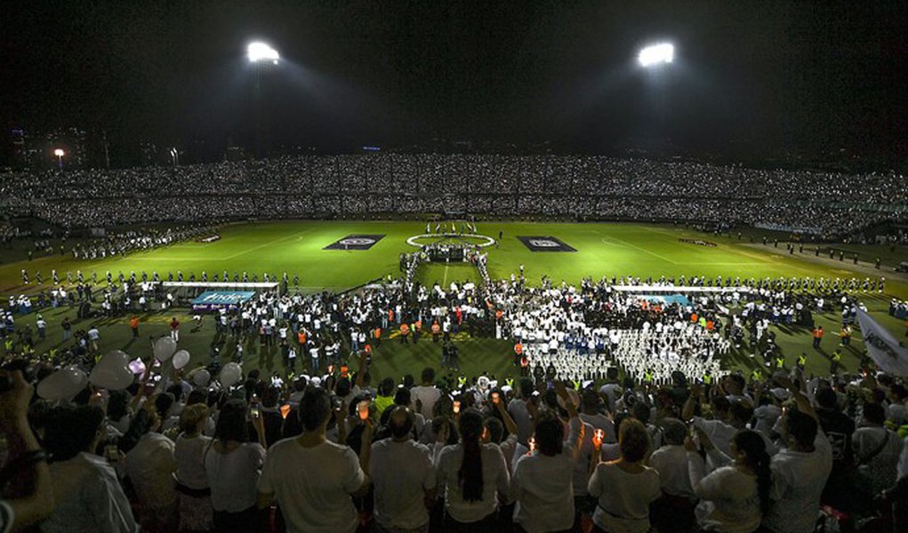 Milhares de torcedores do time colombiano Atlético Nacional prestaram uma homenagem emocionante na noite de quarta-feira ao time da Chapecoense no exato horário em que os dois times disputariam a final da Copa Sul-Americana, não fosse o acidente com o avião que levava a delegação do time catarinense a Medellín; confira o vídeo (Foto: Giuliana Miranda) Milhares de torcedores do time colombiano Atlético Nacional prestaram uma homenagem emocionante na noite de quarta-feira ao time da Chapecoense no exato horário em que os dois times disputariam a final da Copa Sul-Americana, não fosse o acidente com o avião que levava a delegação do time catarinense a Medellín; confira o vídeo