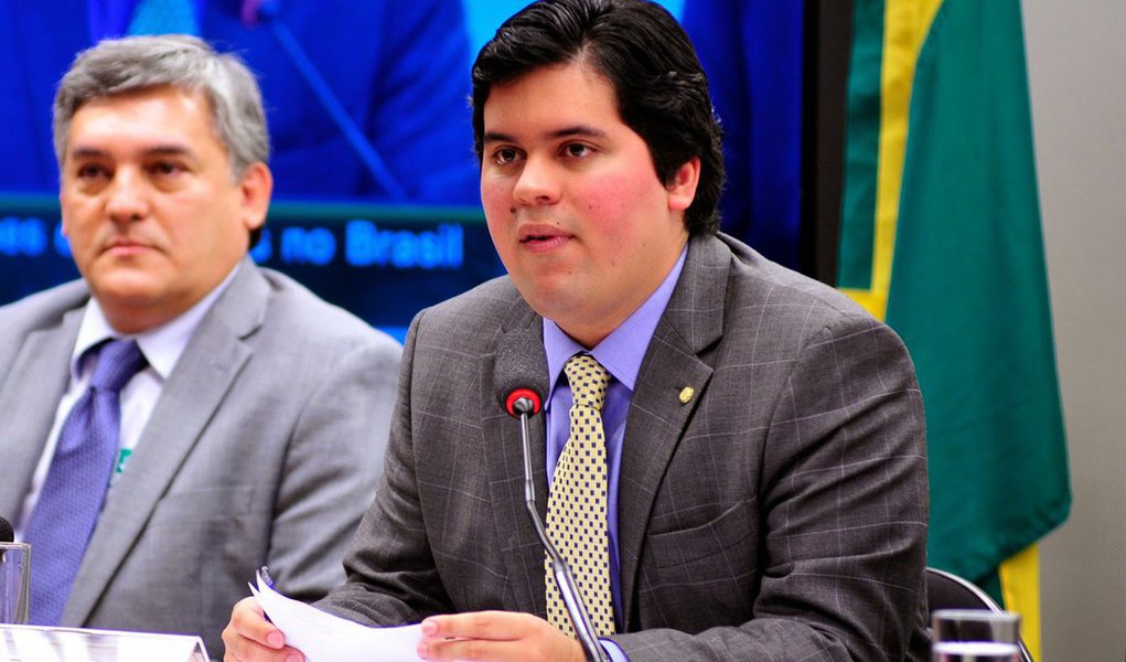 Alegando motivos particulares, o deputado André Fufuca (PP-MA), da tropa de choque de Eduardo Cunha, tirou licença por 121 dias da Câmara; foi substituído por Ildon Marques (PSB-MA); Fufuca foi prefeito de Imperatriz (MA) três vezes e teve as contas de 1998, 1999 e 2000 julgadas irregulares pelo TCU; já o TCE do Maranhão desaprovou suas contas de 2008; com sua saída, Cunha fica cada vez mais isolado na Casa (Foto: Roberta Namour) Alegando motivos particulares, o deputado André Fufuca (PP-MA), da tropa de choque de Eduardo Cunha, tirou licença por 121 dias da Câmara; foi substituído por Ildon Marques (PSB-MA); Fufuca foi prefeito de Imperatriz (MA) três vezes e teve as contas de 1998, 1999 e 2000 julgadas irregulares pelo TCU; já o TCE do Maranhão desaprovou suas contas de 2008; com sua saída, Cunha fica cada vez mais isolado na Casa