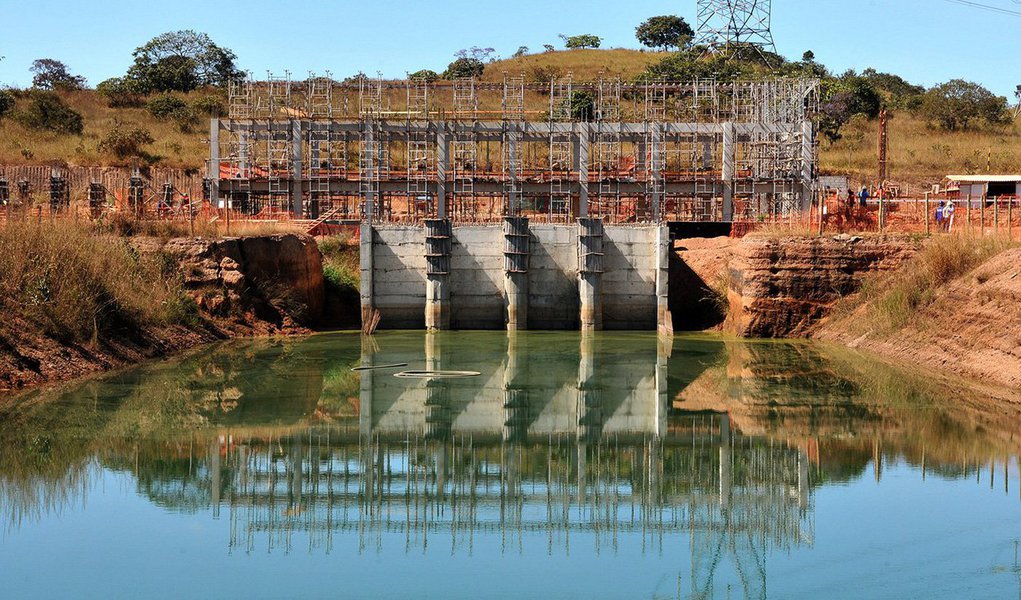 Colunas e vigas dasestações de captação e de tratamento de água do Sistema Produtor Corumbá 4 estão sendo erguidas: a que retira a água do Lago Corumbá 4 e a que vai tratar a água para consumo; a construção do complexo é uma parceria entre a Companhia de Saneamento Ambiental do Distrito Federal (Caesb) e a Saneamento de Goiás (Saneago); o governo de Brasília investirá R$ 264 milhões em todo o sistema; a contrapartida é de 25% do custo total, ou seja, R$ 66 milhões; a estação de captação está com 40% das obras concluídas; a previsão de conclusão é em 2018, quando todas as obras do sistema ficam prontas, o que deve aumentar em 30% o abastecimento de água do DF; pelo menos 1,3 milhão de pessoas devem ser beneficiadas nas duas unidades da Federaçã (Foto: Leonardo Lucena) Colunas e vigas dasestações de captação e de tratamento de água do Sistema Produtor Corumbá 4 estão sendo erguidas: a que retira a água do Lago Corumbá 4 e a que vai tratar a água para consumo; a construção do complexo é uma parceria entre a Companhia de Saneamento Ambiental do Distrito Federal (Caesb) e a Saneamento de Goiás (Saneago); o governo de Brasília investirá R$ 264 milhões em todo o sistema; a contrapartida é de 25% do custo total, ou seja, R$ 66 milhões; a estação de captação está com 40% das obras concluídas; a previsão de conclusão é em 2018, quando todas as obras do sistema ficam prontas, o que deve aumentar em 30% o abastecimento de água do DF; pelo menos 1,3 milhão de pessoas devem ser beneficiadas nas duas unidades da Federaçã