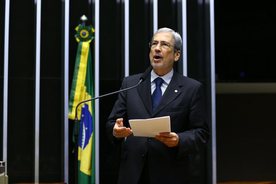 O Líder do PSDB na Câmara dos Deputados, Antônio Imbassahy, criticou a presidente Dilma Rousseff por ela não ter comparecido à sessão no Senado na qual seu ex-ministro José Eduardo Cardozo apresentou sua defesa no processo de impeachment; "É inacreditável que numa hora tão importante para o país, a presidente afastada, que diz ter sido injuriada e injustiçada, não aparece para se defender e manda uma carta? Isso lembra o velho ditado: quem cala consente e quem tem medo não aparece", diz Imbassahy; no documento, Dilma repete os mesmos argumentos já usados anteriormente, na Câmara, e alega ser vítima de uma "farsa jurídica e política" (Foto: Romulo Faro) O Líder do PSDB na Câmara dos Deputados, Antônio Imbassahy, criticou a presidente Dilma Rousseff por ela não ter comparecido à sessão no Senado na qual seu ex-ministro José Eduardo Cardozo apresentou sua defesa no processo de impeachment; "É inacreditável que numa hora tão importante para o país, a presidente afastada, que diz ter sido injuriada e injustiçada, não aparece para se defender e manda uma carta? Isso lembra o velho ditado: quem cala consente e quem tem medo não aparece", diz Imbassahy; no documento, Dilma repete os mesmos argumentos já usados anteriormente, na Câmara, e alega ser vítima de uma "farsa jurídica e política"