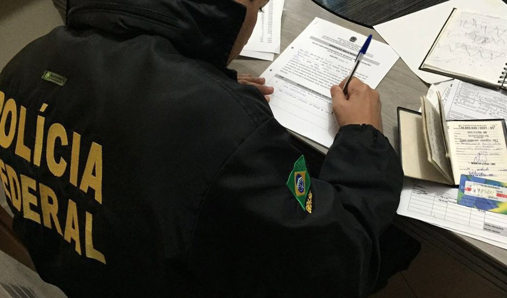 A Polícia Federal deflagrou uma operação com o objetivo de combater desvio de recursos públicos destinados pelo Ministério da Saúde à cidade de Pinheiro Machado, na Região da Campanha do Rio Grande do Sul; dois mandados são cumpridos na cidade, e um em Pelotas, no Sul do estado; os três mandados são de busca e apreensão, para localizar documentos que comprovem a fraude (Foto: Leonardo Lucena) A Polícia Federal deflagrou uma operação com o objetivo de combater desvio de recursos públicos destinados pelo Ministério da Saúde à cidade de Pinheiro Machado, na Região da Campanha do Rio Grande do Sul; dois mandados são cumpridos na cidade, e um em Pelotas, no Sul do estado; os três mandados são de busca e apreensão, para localizar documentos que comprovem a fraude
