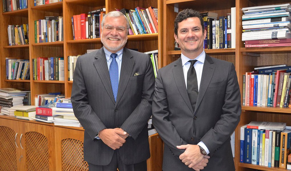 Durante encontro em Curitiba nesta segunda-feira 27, o juiz Sérgio Moro e o presidente da ONG, José Carlos Ugaz, discutiram medidas de cooperação na apuração dos crimes cometidos por empresas e pessoas que receberam propina no exterior, oriunda do esquema de desvios na Petrobras; em entrevista após a reunião, Ugaz anunciou que será criado no Brasil um centro de conhecimento anticorrupção (Foto: Gisele Federicce) Durante encontro em Curitiba nesta segunda-feira 27, o juiz Sérgio Moro e o presidente da ONG, José Carlos Ugaz, discutiram medidas de cooperação na apuração dos crimes cometidos por empresas e pessoas que receberam propina no exterior, oriunda do esquema de desvios na Petrobras; em entrevista após a reunião, Ugaz anunciou que será criado no Brasil um centro de conhecimento anticorrupção