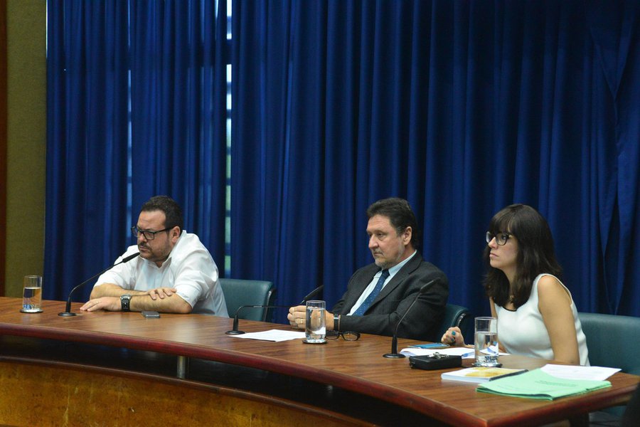 Ex-funcionário da Coordenadoria de Infraestrutura e Serviços Escolares (Cise) da Secretaria Estadual de Educação, Yuri Keller Martins (à esquerda) admitiu nesta terça-feira 8, em depoimento à CPI da Merenda, que houve falhas na licitação que envolveu a Cooperativa Orgânica Agrícola Familiar (Coaf); Martins disse que chegaram às suas mãos processos com menos de três orçamentos, mas negou saber da existência de documentos falsos no processo; que está em sua 17ª reunião, apura e investiga os contratos para o fornecimento de merenda para escolas estaduais firmados por empresas e cooperativas de agricultura familiar com o governo do estado (Foto: Aquiles Lins) Ex-funcionário da Coordenadoria de Infraestrutura e Serviços Escolares (Cise) da Secretaria Estadual de Educação, Yuri Keller Martins (à esquerda) admitiu nesta terça-feira 8, em depoimento à CPI da Merenda, que houve falhas na licitação que envolveu a Cooperativa Orgânica Agrícola Familiar (Coaf); Martins disse que chegaram às suas mãos processos com menos de três orçamentos, mas negou saber da existência de documentos falsos no processo; que está em sua 17ª reunião, apura e investiga os contratos para o fornecimento de merenda para escolas estaduais firmados por empresas e cooperativas de agricultura familiar com o governo do estado