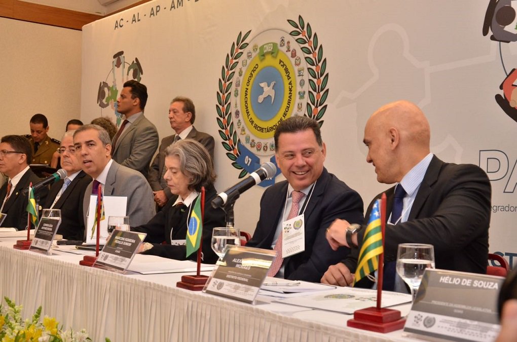 4º Encontro do Pacto Integrador de Segurança Pública Interestadual e a 64ª Reunião do Colégio Nacional de Secretários de Segurança Pública (Consesp) acontecem em Goiânia; nesta quinta-feira, ministra do STF, Cármen Lúcia, e o ministro da Justiça, Alexandre de Moraes, estão presentes; “Este é um sonho que está virando realidade”, afirmou o vice-governador José Eliton ao tratar da criação do Pacto e também das discussões realizadas pelos secretários de segurança pública dos estados membros, que já “ecoam em todo o país, como a criação do Ministério da Segurança Pública e mudanças na legislação penal e processo-penal brasileira” (Foto: José Barbacena) 4º Encontro do Pacto Integrador de Segurança Pública Interestadual e a 64ª Reunião do Colégio Nacional de Secretários de Segurança Pública (Consesp) acontecem em Goiânia; nesta quinta-feira, ministra do STF, Cármen Lúcia, e o ministro da Justiça, Alexandre de Moraes, estão presentes; “Este é um sonho que está virando realidade”, afirmou o vice-governador José Eliton ao tratar da criação do Pacto e também das discussões realizadas pelos secretários de segurança pública dos estados membros, que já “ecoam em todo o país, como a criação do Ministério da Segurança Pública e mudanças na legislação penal e processo-penal brasileira”