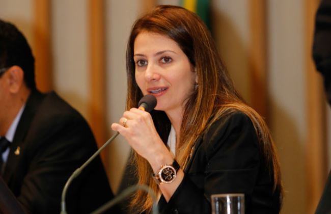 Ela não está nem um pouco preocupada com a lei. O que Sandra Faraj quer é impor sua moral enviesada, torta e intolerante ao sistema público de ensino. Quer evitar que os estudantes do DF tenham capacidade crítica para discutir, a partir de reflexões próprias, sobre a realidade em que vivem (Foto: Chico Vigilante) Ela não está nem um pouco preocupada com a lei. O que Sandra Faraj quer é impor sua moral enviesada, torta e intolerante ao sistema público de ensino. Quer evitar que os estudantes do DF tenham capacidade crítica para discutir, a partir de reflexões próprias, sobre a realidade em que vivem