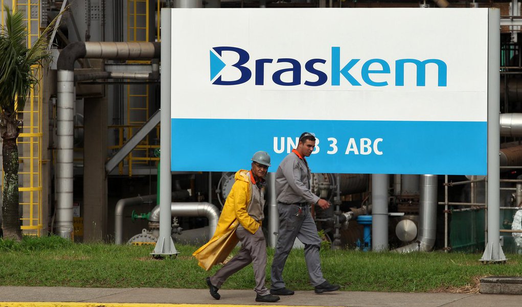Um dia depois de o grupo Odebrecht, que controla da Braskem, firmar acordo de leniência no âmbito da Operação Lava Jato, a petroquímica informou nesta sexta-feira 2 que espera fazer o mesmo com autoridades no Brasil e Estados Unidos; a companhia disse que se encontra em estágio avançado de negociação nos dois países (Foto: Gisele Federicce) Um dia depois de o grupo Odebrecht, que controla da Braskem, firmar acordo de leniência no âmbito da Operação Lava Jato, a petroquímica informou nesta sexta-feira 2 que espera fazer o mesmo com autoridades no Brasil e Estados Unidos; a companhia disse que se encontra em estágio avançado de negociação nos dois países