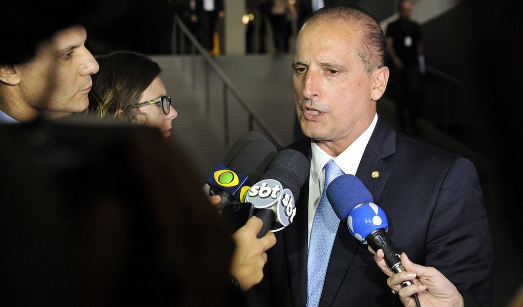 Antes mesmo do início da sessão que já estava atrasada por mais de uma hora, o deputado Onyx Lorenzoni (DEM-RS) anunciou que o dia seria dedicado à discussão de seu parecer e que a votação ficaria para a próxima terça-feira 22; ele assegurou que não foi sua a decisão de retirar a Medida 18 – que permitia que juízes e procuradores respondessem por crime de responsabilidade em situações como abuso de poder ou falta de decoro – e afirmou que não há qualquer proposta sendo discutida para que o tema volte a fazer parte do parecer (Foto: Paulo Emílio) Antes mesmo do início da sessão que já estava atrasada por mais de uma hora, o deputado Onyx Lorenzoni (DEM-RS) anunciou que o dia seria dedicado à discussão de seu parecer e que a votação ficaria para a próxima terça-feira 22; ele assegurou que não foi sua a decisão de retirar a Medida 18 – que permitia que juízes e procuradores respondessem por crime de responsabilidade em situações como abuso de poder ou falta de decoro – e afirmou que não há qualquer proposta sendo discutida para que o tema volte a fazer parte do parecer