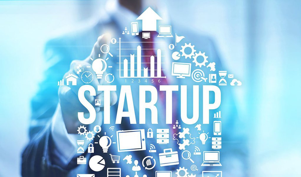 Se você tem um negócio inovador, com toda certeza sabe a importância de uma boa preparação para ter contato com alguém que possa investir na sua iniciativa; e essa é a realidade de vários empreendedores que estão no programa InovAtiva Brasil e vão poder apresentar suas propostas para uma banca de investidores brasileiros renomados; no sábado (3) e domingo (4), os startupeiros vão alinhar suas propostas com apoio de mentores, oficinas e simulações para que, na segunda-feira (5), os projetos sejam exibidos (Foto: Leonardo Lucena) Se você tem um negócio inovador, com toda certeza sabe a importância de uma boa preparação para ter contato com alguém que possa investir na sua iniciativa; e essa é a realidade de vários empreendedores que estão no programa InovAtiva Brasil e vão poder apresentar suas propostas para uma banca de investidores brasileiros renomados; no sábado (3) e domingo (4), os startupeiros vão alinhar suas propostas com apoio de mentores, oficinas e simulações para que, na segunda-feira (5), os projetos sejam exibidos