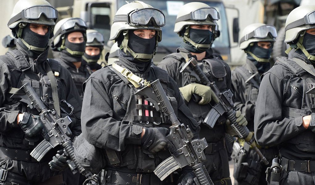 Milhares de agentes de segurança, incluindo militares das Forças Armadas, além das Polícias Civil, Militar, Federal e Rodoviária Federal e Força Nacional de Segurança, ocupam posições estratégicas na cidade do Rio de Janeiro; veículos blindados foram posicionados nas vias expressas e na Transolímpica, que liga a Barra da Tijuca a Deodoro, na zona oeste, bairros com as principais arenas olímpicas (Foto: Aquiles Lins) Milhares de agentes de segurança, incluindo militares das Forças Armadas, além das Polícias Civil, Militar, Federal e Rodoviária Federal e Força Nacional de Segurança, ocupam posições estratégicas na cidade do Rio de Janeiro; veículos blindados foram posicionados nas vias expressas e na Transolímpica, que liga a Barra da Tijuca a Deodoro, na zona oeste, bairros com as principais arenas olímpicas