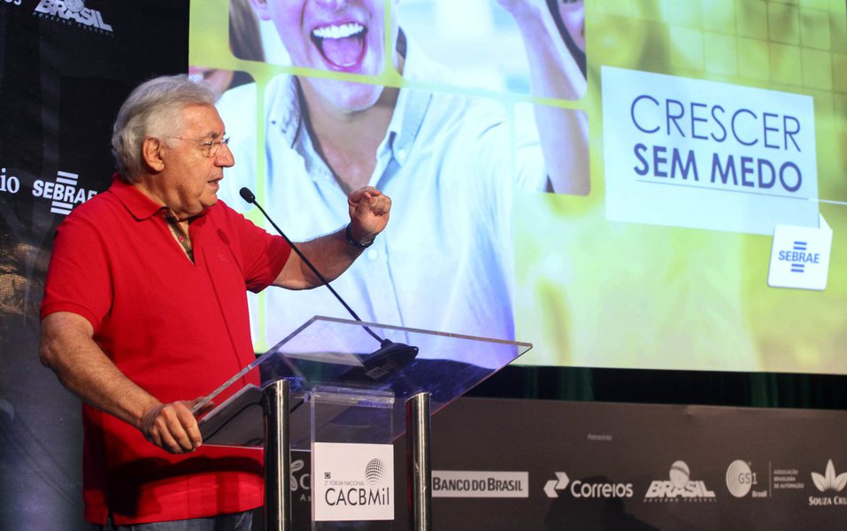 Em cartas endereçadas aos 11 ministros do Supremo Tribunal Federal, o presidente do Sebrae, Guilherme Afif Domingos, defendeu a importância da terceirização para os pequenos empresários; segundo ele, a terceirização é uma das saídas para a crise e as micro e pequenas empresas serão as grandes beneficiadas; ele destacou, porém, que ela não deve ser confundida com a precarização da força de trabalho; "Precarização é a falta de emprego" (Foto: Gisele Federicce) Em cartas endereçadas aos 11 ministros do Supremo Tribunal Federal, o presidente do Sebrae, Guilherme Afif Domingos, defendeu a importância da terceirização para os pequenos empresários; segundo ele, a terceirização é uma das saídas para a crise e as micro e pequenas empresas serão as grandes beneficiadas; ele destacou, porém, que ela não deve ser confundida com a precarização da força de trabalho; "Precarização é a falta de emprego"