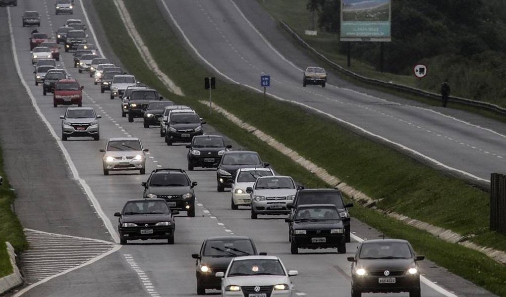 A lei que obriga os condutores a ligar o farol baixo dos veículos nas rodovias não está valendo, por enquanto, para aplicação de multas nas vias estaduais; também estão suspensas as penalidades aos motoristas que não cumpriram as regras anteriormente; o motivo é a falta de sinalização nas rodovias estaduais alagoanas (Foto: Voney Malta) A lei que obriga os condutores a ligar o farol baixo dos veículos nas rodovias não está valendo, por enquanto, para aplicação de multas nas vias estaduais; também estão suspensas as penalidades aos motoristas que não cumpriram as regras anteriormente; o motivo é a falta de sinalização nas rodovias estaduais alagoanas