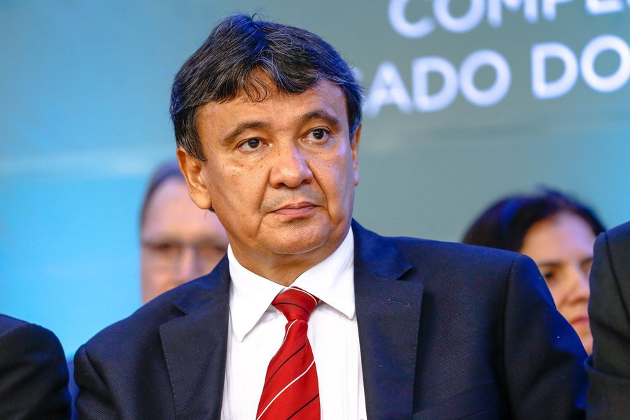 Governador do Piauí, que encabeça o movimento de governadores que agora cobra do STF celeridade no julgamento das mais de 20 ações sobre a liberação dos recursos das multas da repatriação, pediu uma audiência com a ministra Rosa Weber, do STF, nesta terça-feira (29); eles não aceitaram as condições do governo para receberem o dinheiro; "A gente foi para a reunião (com Michel Temer) para evitar um conflito federativo e ver o presidente anunciar o pagamento. Ele anunciou, mas não tem como sua equipe querer condicionar o pagamento, que é nosso, querendo impor obrigações. Isso quebra o pacto federativo", reagiu Wellington Dias (Foto: Aquiles Lins) Governador do Piauí, que encabeça o movimento de governadores que agora cobra do STF celeridade no julgamento das mais de 20 ações sobre a liberação dos recursos das multas da repatriação, pediu uma audiência com a ministra Rosa Weber, do STF, nesta terça-feira (29); eles não aceitaram as condições do governo para receberem o dinheiro; "A gente foi para a reunião (com Michel Temer) para evitar um conflito federativo e ver o presidente anunciar o pagamento. Ele anunciou, mas não tem como sua equipe querer condicionar o pagamento, que é nosso, querendo impor obrigações. Isso quebra o pacto federativo", reagiu Wellington Dias