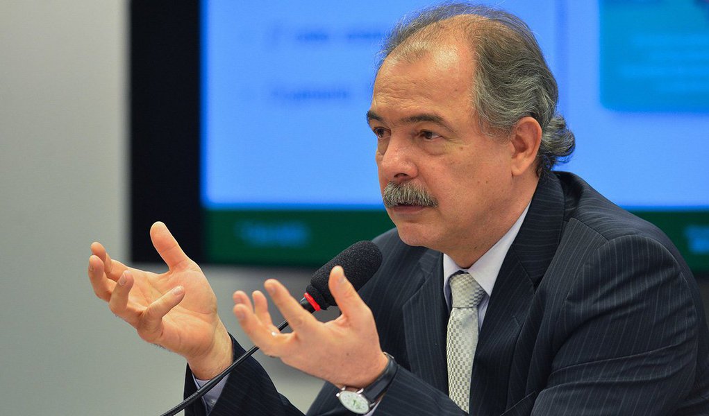 Ex-ministro da Educação Aloizio Mercadante criticou a decisão do presidente interino Michel Temer, que revogou nesta terça-feira, 28, a indicação de 12 membros do Conselho Nacional de Educação (CNE); "É um golpe em um órgão de estado, responsável por discutir de forma técnica, democrática e plural as políticas nacionais de educação. Mais uma vez este governo demonstra incapacidade de distinguir entre instituições de estado e interesses de governo", disse Mercadante, em nota à imprensa; segundo o ex-ministro, na prática, essa medida econômica representa o "fim do Plano Nacional de Educação" (Foto: Aquiles Lins) Ex-ministro da Educação Aloizio Mercadante criticou a decisão do presidente interino Michel Temer, que revogou nesta terça-feira, 28, a indicação de 12 membros do Conselho Nacional de Educação (CNE); "É um golpe em um órgão de estado, responsável por discutir de forma técnica, democrática e plural as políticas nacionais de educação. Mais uma vez este governo demonstra incapacidade de distinguir entre instituições de estado e interesses de governo", disse Mercadante, em nota à imprensa; segundo o ex-ministro, na prática, essa medida econômica representa o "fim do Plano Nacional de Educação"