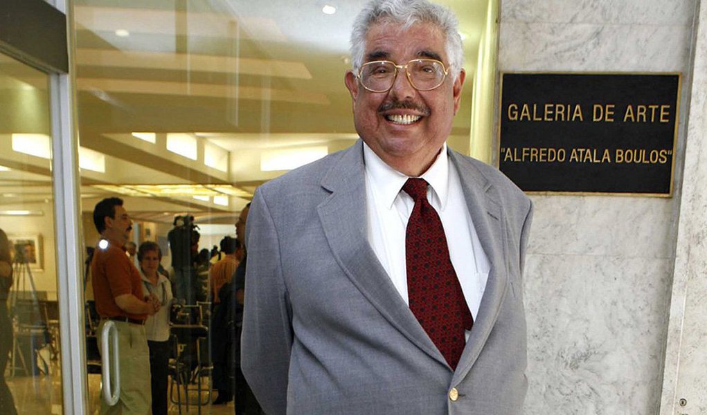 Ator mexicano, intérprete do Professor Girafales no seriado Chaves, morreu aos 82 anos nesta sexta-feira 17; a causa da morte ainda não foi divulgada; a notícia foi confirmada pelo Twitter pelo ator Edgar Vivar, intérprete do Senhor Barriga: "Meu professor favorito descansa em paz... Hoje meu grande amigo Rubén Aguirre parte deste plano. Sentirei muito sua falta" (Foto: Gisele Federicce) Ator mexicano, intérprete do Professor Girafales no seriado Chaves, morreu aos 82 anos nesta sexta-feira 17; a causa da morte ainda não foi divulgada; a notícia foi confirmada pelo Twitter pelo ator Edgar Vivar, intérprete do Senhor Barriga: "Meu professor favorito descansa em paz... Hoje meu grande amigo Rubén Aguirre parte deste plano. Sentirei muito sua falta"