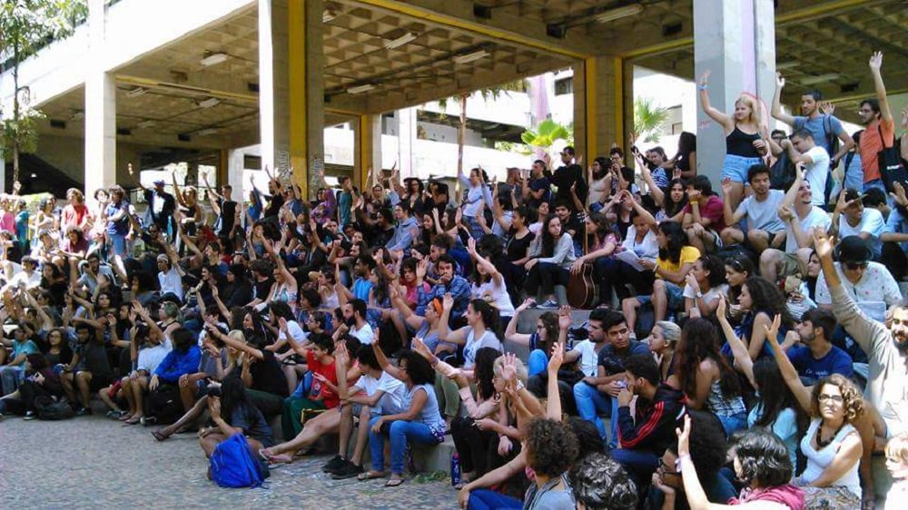 Estado mais afetado pelo adiamento do Enem em locais ocupados, Minas Gerais teve a data de aplicação da prova alterada em 90 locais, dos quais 29 apenas em Belo Horizonte; na Universidade Federal (UFMG), onde pelo menos 11 prédios estão ocupados, o MEC cancelou o Enem mesmo em edifícios que não havia ocupação, como a Biblioteca Central, a Faculdade de Odontologia, a Escola de Veterinária e o Centro Pedagógico; a prova não foi aplicada em nenhum dos 18 prédios da UFMG previstos no exame (Foto: Romulo Faro) Estado mais afetado pelo adiamento do Enem em locais ocupados, Minas Gerais teve a data de aplicação da prova alterada em 90 locais, dos quais 29 apenas em Belo Horizonte; na Universidade Federal (UFMG), onde pelo menos 11 prédios estão ocupados, o MEC cancelou o Enem mesmo em edifícios que não havia ocupação, como a Biblioteca Central, a Faculdade de Odontologia, a Escola de Veterinária e o Centro Pedagógico; a prova não foi aplicada em nenhum dos 18 prédios da UFMG previstos no exame