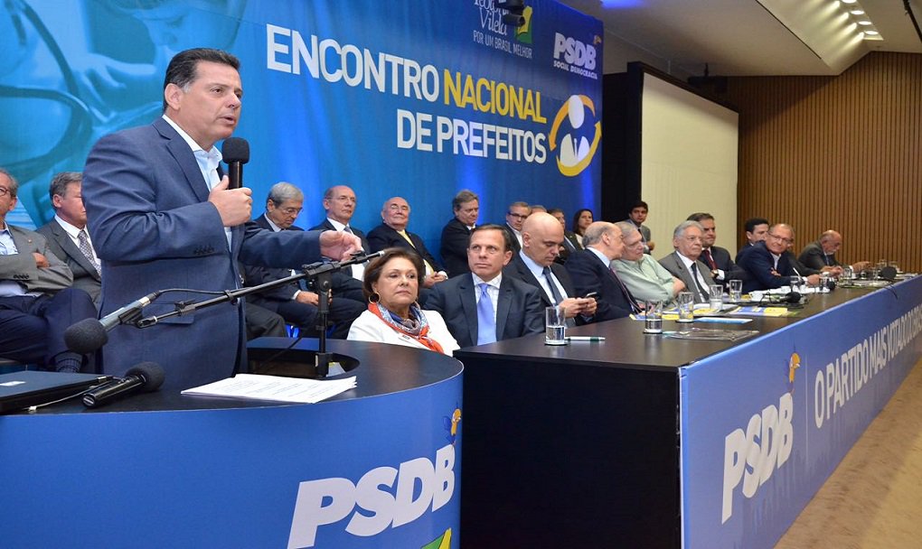 O governador Marconi Perillo foi um dos convidados de honra do Encontro Nacional de Prefeitos eleitos pelo PSDB no auditório Nereu Ramos da Câmara dos Deputados; evento contou com a participação do ex-presidente Fernando Henrique Cardoso; em discurso, Marconi instruiu os prefeitos a diminuírem secretarias, economizar dinheiro e a realizarem gestões planejadas; “Só assim é possível colher os frutos lá na frente" (Foto: José Barbacena) O governador Marconi Perillo foi um dos convidados de honra do Encontro Nacional de Prefeitos eleitos pelo PSDB no auditório Nereu Ramos da Câmara dos Deputados; evento contou com a participação do ex-presidente Fernando Henrique Cardoso; em discurso, Marconi instruiu os prefeitos a diminuírem secretarias, economizar dinheiro e a realizarem gestões planejadas; “Só assim é possível colher os frutos lá na frente"