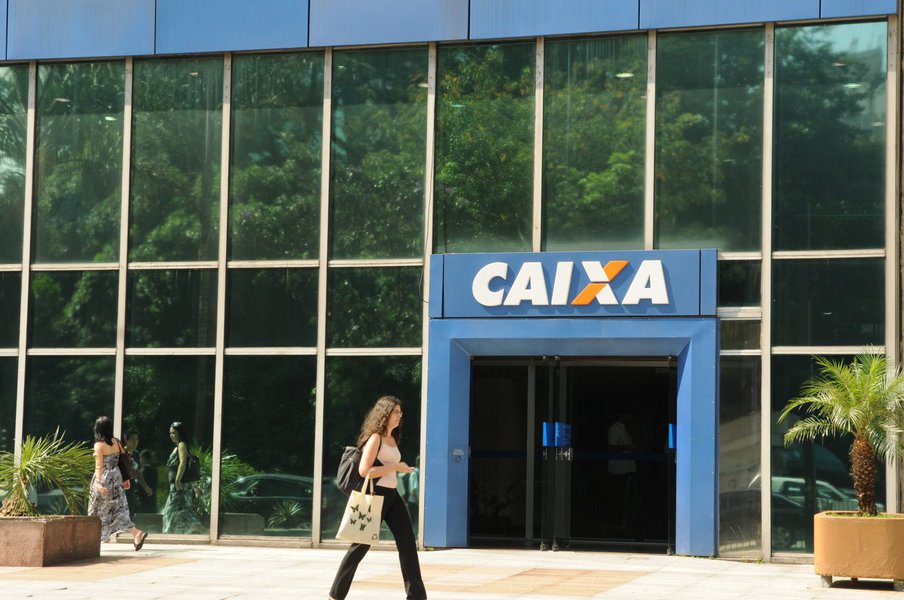 A Caixa Econômica Federal vai repassar apenas 25% do lucro de 2016 e 2017 na forma de dividendos ao governo federal, seu controlador; medida foi confirmada nesta segunda-feira, 14, pelo vice-presidente de finanças e controladoria do banco, Osvaldo Brasil; "É um acerto de dois anos que fizemos com reguladores e com o próprio governo", disse Brasil à Reuters; objetivo é fortalecer os níveis de capital do banco (Foto: Aquiles Lins) A Caixa Econômica Federal vai repassar apenas 25% do lucro de 2016 e 2017 na forma de dividendos ao governo federal, seu controlador; medida foi confirmada nesta segunda-feira, 14, pelo vice-presidente de finanças e controladoria do banco, Osvaldo Brasil; "É um acerto de dois anos que fizemos com reguladores e com o próprio governo", disse Brasil à Reuters; objetivo é fortalecer os níveis de capital do banco