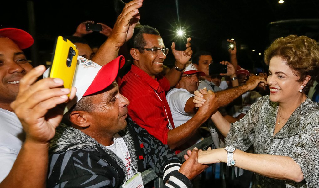 Presidente já tem pronta a ‘carta aos brasileiros’ que levará em primeira mão aos senadores; a data escolhida foi 8 de agosto, véspera da votação do “juízo de pronúncia”, isto é, quando os parlamentares deverão decidir se o processo de impeachment seguirá ou não para o plenário do Senado; “Logo após o recesso, na véspera do ‘juízo de pronúncia’, nós teremos conhecimento da carta de Dilma”, confirmou a senadora Gleisi Hoffmann (PT-PR) (Foto: Gisele Federicce) Presidente já tem pronta a ‘carta aos brasileiros’ que levará em primeira mão aos senadores; a data escolhida foi 8 de agosto, véspera da votação do “juízo de pronúncia”, isto é, quando os parlamentares deverão decidir se o processo de impeachment seguirá ou não para o plenário do Senado; “Logo após o recesso, na véspera do ‘juízo de pronúncia’, nós teremos conhecimento da carta de Dilma”, confirmou a senadora Gleisi Hoffmann (PT-PR)