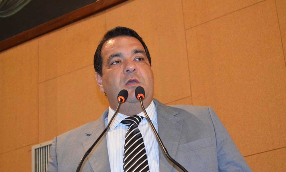 O deputado estadual Alan Sanches (DEM) faz um 'apelo' ao governo do Estado sobre a decisão de privatizar o Hospital Especializado Octávio Mangabeira (HEOM), resolução já publicada no Diário Oficial; o parlamentar, que é médico, diz que "uma decisão como esta precisa ser amplamente discutida e não pegar todos de surpresa" (Foto: Romulo Faro) O deputado estadual Alan Sanches (DEM) faz um 'apelo' ao governo do Estado sobre a decisão de privatizar o Hospital Especializado Octávio Mangabeira (HEOM), resolução já publicada no Diário Oficial; o parlamentar, que é médico, diz que "uma decisão como esta precisa ser amplamente discutida e não pegar todos de surpresa"
