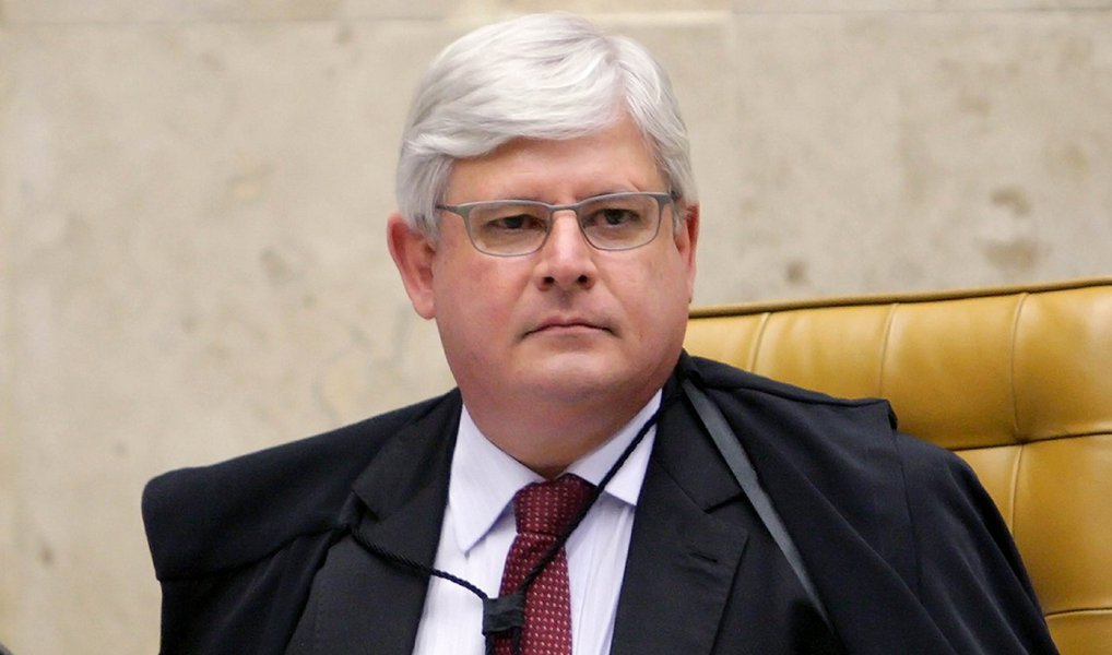 Em sessão extraordinária do CNMP, onde recebeu apoio dos conselheiros, o procurador-geral da República diz que a atividade de investigação "não é fácil" e que "não agrada ninguém"; Rodrigo Janot destacou que a vida às vezes parece um "carrossel. Você está do céu e ao inferno em 24 horas"; Janot defendeu a independência do Ministério Público e disse que, na democracia, o investigador não escolhe alvos; o procurador-geral foi acusado pelo ministro do STF Gilmar Mendes de vazar à imprensa pedidos de prisão feitos por ele contra a cúpula do PMDB (Foto: Paulo Emílio) Em sessão extraordinária do CNMP, onde recebeu apoio dos conselheiros, o procurador-geral da República diz que a atividade de investigação "não é fácil" e que "não agrada ninguém"; Rodrigo Janot destacou que a vida às vezes parece um "carrossel. Você está do céu e ao inferno em 24 horas"; Janot defendeu a independência do Ministério Público e disse que, na democracia, o investigador não escolhe alvos; o procurador-geral foi acusado pelo ministro do STF Gilmar Mendes de vazar à imprensa pedidos de prisão feitos por ele contra a cúpula do PMDB
