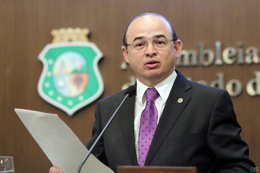 “O que fizeram comigo foi desleal. Vou repensar minha atuação política. Provavelmente não fico no partido”, declarou Sérgio Aguiar, após a derrota na disputa pela presidência da Assembleia Legislativa. O deputado cogita deixar o PDT devido à acirrada disputa interna pela sucessão na Mesa Diretora, que acabou nas mãos do correligionário Zezinho Albuquerque (Foto: Rodrigo Rocha) “O que fizeram comigo foi desleal. Vou repensar minha atuação política. Provavelmente não fico no partido”, declarou Sérgio Aguiar, após a derrota na disputa pela presidência da Assembleia Legislativa. O deputado cogita deixar o PDT devido à acirrada disputa interna pela sucessão na Mesa Diretora, que acabou nas mãos do correligionário Zezinho Albuquerque
