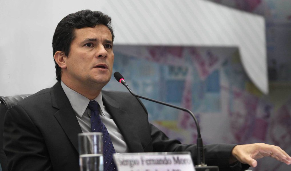 Juiz federal Sérgio Moro concedeu liberdade a quatro presos na Operação Abismo, a 31ª fase da Lava Jato, deflagrada na segunda-feira (4); magistrado entendeu que não há necessidade da prorrogação da prisão temporária, válida por cinco dias; com a decisão, serão libertados Genésio Schiavinato Júnior (diretor da empresa Construbase), Edison Freire Coutinho (ex-diretor da empreiteira Schain), Erasto Messias da Silva Júnior (empresário) e Roberto Ribeiro Capobianco (presidente da empresa Construcap (Foto: Paulo Emílio) Juiz federal Sérgio Moro concedeu liberdade a quatro presos na Operação Abismo, a 31ª fase da Lava Jato, deflagrada na segunda-feira (4); magistrado entendeu que não há necessidade da prorrogação da prisão temporária, válida por cinco dias; com a decisão, serão libertados Genésio Schiavinato Júnior (diretor da empresa Construbase), Edison Freire Coutinho (ex-diretor da empreiteira Schain), Erasto Messias da Silva Júnior (empresário) e Roberto Ribeiro Capobianco (presidente da empresa Construcap
