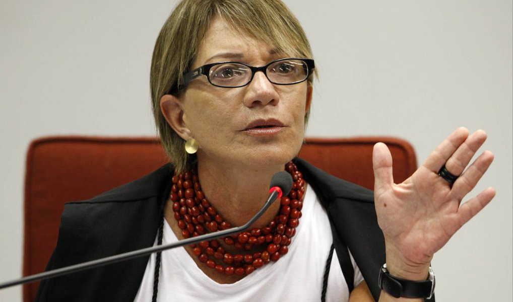 A Procuradoria Federal dos Direitos do Cidadão, do Ministério Público Federal, encaminhou nesta sexta (22) ao Congresso Nacional uma nota técnica em que aponta a inconstitucionalidade do projeto de lei 867/2015, que inclui o programa Escola sem Partido entre as diretrizes e bases da educação nacional; o documento será encaminhada também ao ministro da educação, Mendonça Filho; na nota, a procuradora federal dos Direitos do Cidadão, Deborah Duprat, afirma que o projeto "nasce marcado pela inconstitucionalidade"; "Apenas uma relação de igualdade permite a autonomia individual, e esta só é possível se se assegura a cada qual sustentar as suas muitas e diferentes concepções do sentido e da finalidade da vida", escreveu (Foto: Valter Lima) A Procuradoria Federal dos Direitos do Cidadão, do Ministério Público Federal, encaminhou nesta sexta (22) ao Congresso Nacional uma nota técnica em que aponta a inconstitucionalidade do projeto de lei 867/2015, que inclui o programa Escola sem Partido entre as diretrizes e bases da educação nacional; o documento será encaminhada também ao ministro da educação, Mendonça Filho; na nota, a procuradora federal dos Direitos do Cidadão, Deborah Duprat, afirma que o projeto "nasce marcado pela inconstitucionalidade"; "Apenas uma relação de igualdade permite a autonomia individual, e esta só é possível se se assegura a cada qual sustentar as suas muitas e diferentes concepções do sentido e da finalidade da vida", escreveu