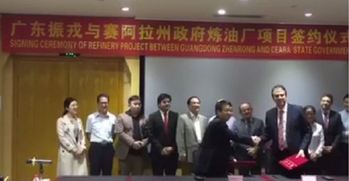 O governador Camilo Santana, que está em viagem à China, assinou um acordo com multinacional de petróleo Guangdong Zhenrong Energy e com a empresa petroquímica Qingdao Xinyutian Petroquímical, para realização de estudos sobre o projeto da refinaria do Ceará (Foto: Fatima 247) O governador Camilo Santana, que está em viagem à China, assinou um acordo com multinacional de petróleo Guangdong Zhenrong Energy e com a empresa petroquímica Qingdao Xinyutian Petroquímical, para realização de estudos sobre o projeto da refinaria do Ceará